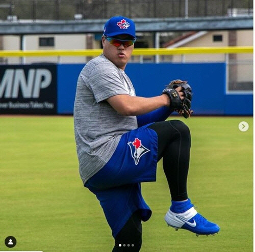 류현진이 9일(한국시간) 미국 플로리다주 더니든 TD 볼파크에서 몸을 풀고 있다. 류현진이 토론토 블루제이스에 입단한 후 처음 공개된 훈련 사진이다.  [토론토 블루제이스 인스타그램 캡처]